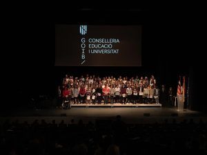 Alumnos premiados sobre el escenario del Palau de Congresos de Palma el 13 de noviembre con motivo de los Premios D'Educació Goib